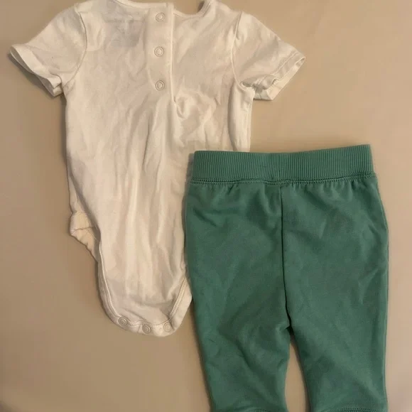 Tommy Bahama Set 0-3M - Picture 2 of 3